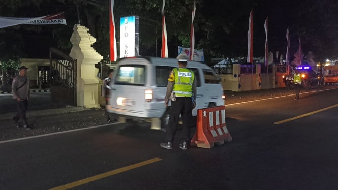 Penyekatan depan Polsek Wongsorejo