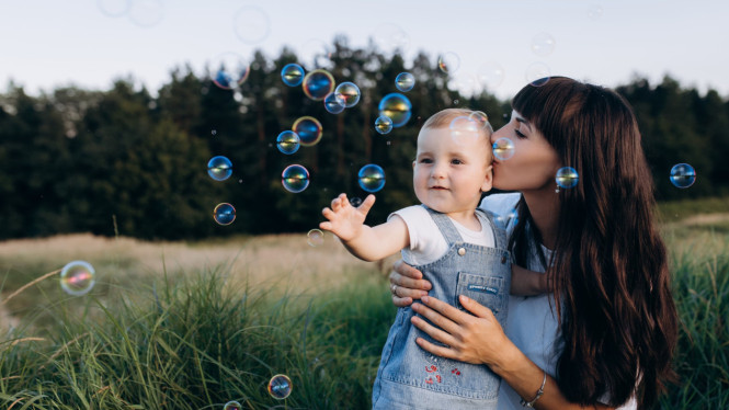 Bermain gelembung untuk mengoptimalkan sensorik bayi