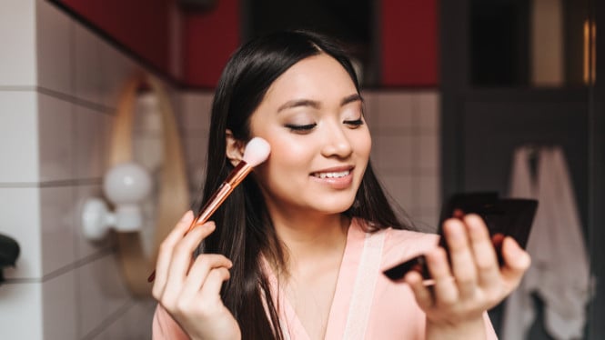 Mengaplikasikan compact powder secara tepat  dapat terlihat flawless