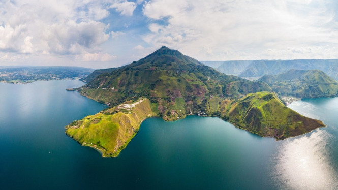 Keindahan alam danau toba dengan kekayaan budaya batak