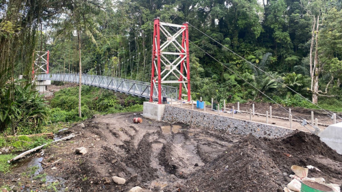 Proyek jembatan di desa Lantan yang sedang berjalan.