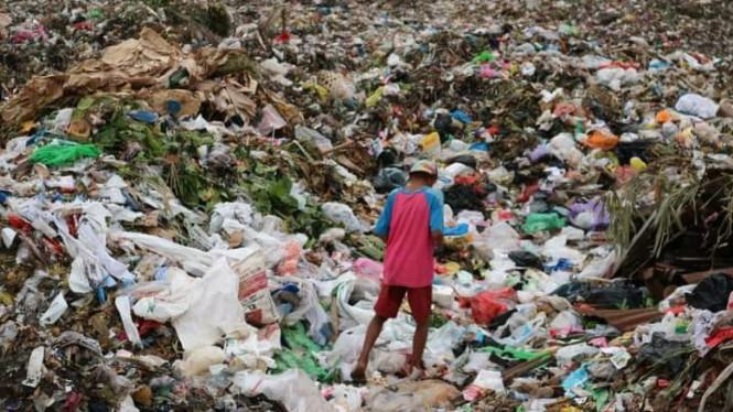 TPA Regional Kebon Kongok yang tampak penuh sesak,