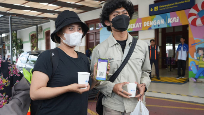 Ngopi Bareng di Stasiun Jember, Menunggu Kereta Jadi