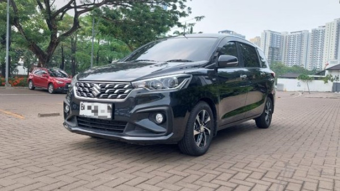 Ilustrasi mobil Suzuki R3 warna hitam