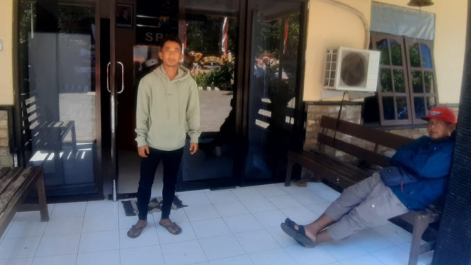 Sanawi (berdiri) usai jalani pemeriksaan di Polsek Wongsorejo