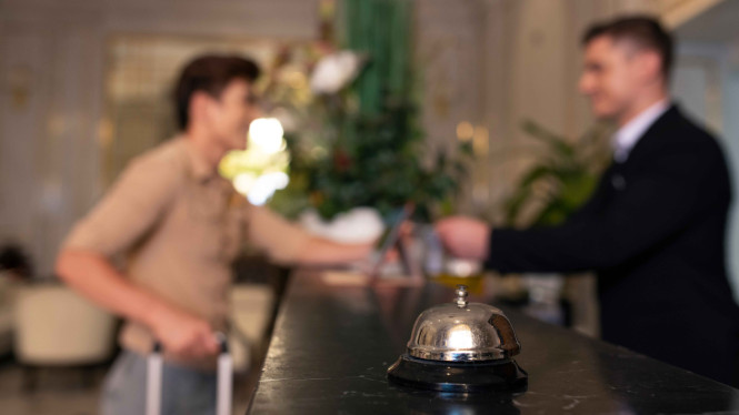 Ilustrasi seseorang check-in di hotel