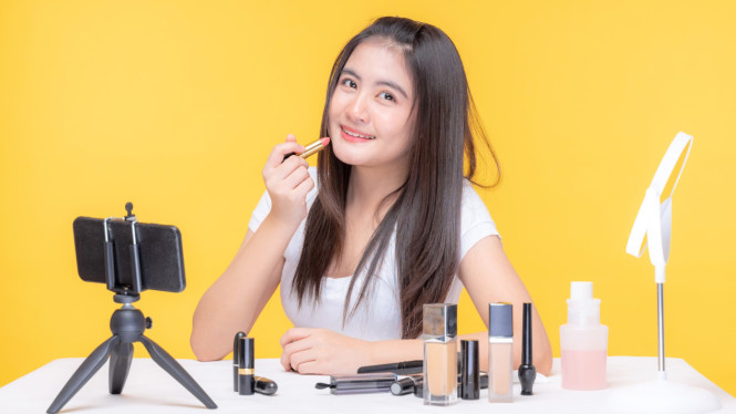 Penggunaan lip liner  membantu bibir terlihat lebih rapi dan simetris