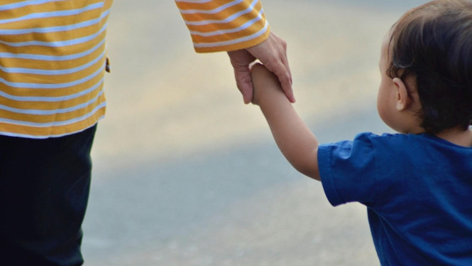 Apakah Bayi Perlu Minum Air Putih? Ini Penjelasan Dokter Anak