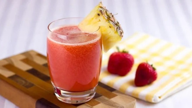 Jus Strawberry nanas yang menyegarkan
