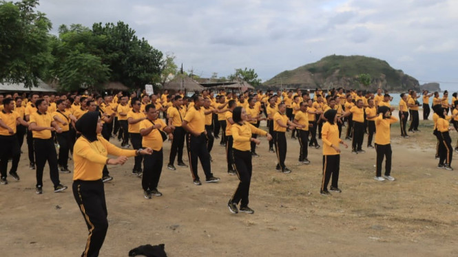 Kegiatan senam bersama di pantai Tanjung Aan