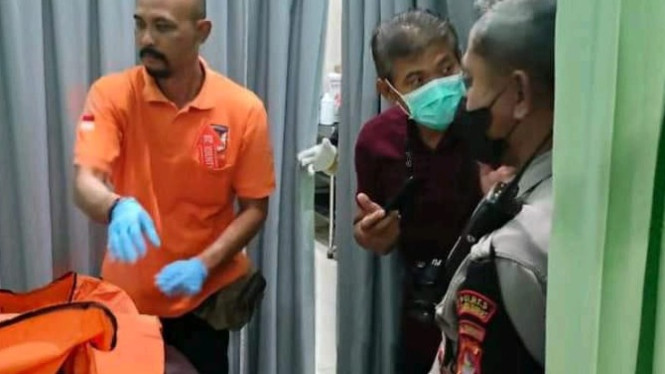 Jenazah pria lansia dievakuasi ke rumah sakit oleh petugas