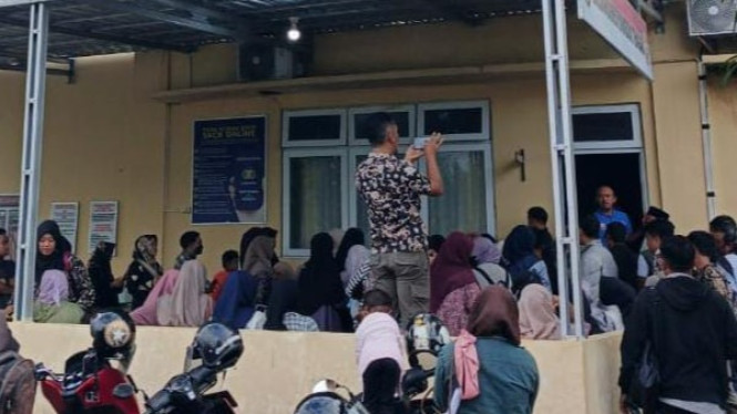 Warga antri buat SKCK di Polres Lombok Tengah