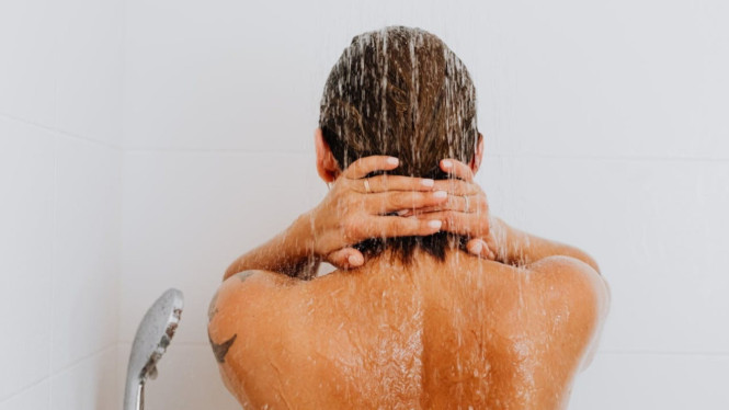 Terlalu sering keramas bikin rambut rontok, mitos atau fakta?