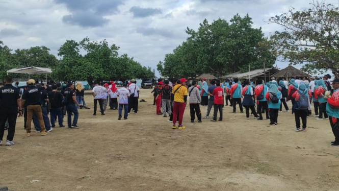 ASN bubar usai apel dan senam bersama di pantai Tanjung Aan
