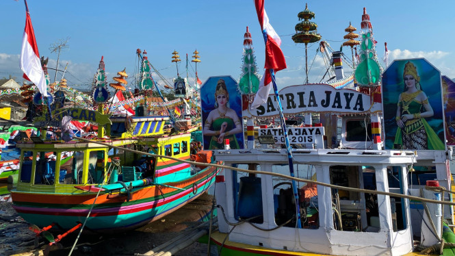 Perahu nelayan yang dihias untuk tradisi petik laut