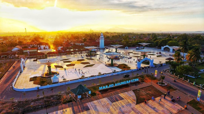 Panorama kompleks Masjid Agung Banten ketika senja