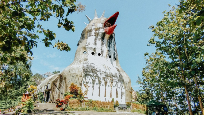 Pesona Bangunan Gereja Ayam Bukit Rhema