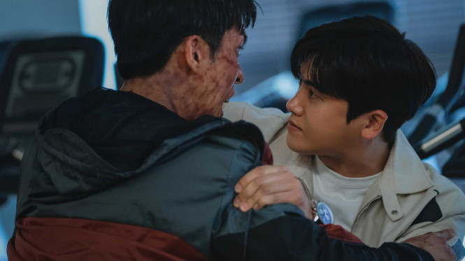 Park Hyung Sik saat berhadapan dengan zombie di Happiness