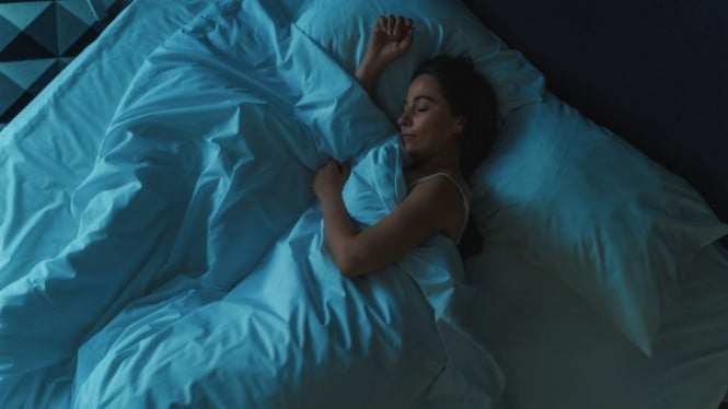 Ilustrasi seseorang tidur tanpa cahaya