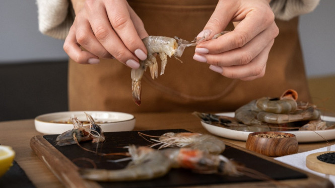 Membersihkan udang jadi lebih mudan dan praktis