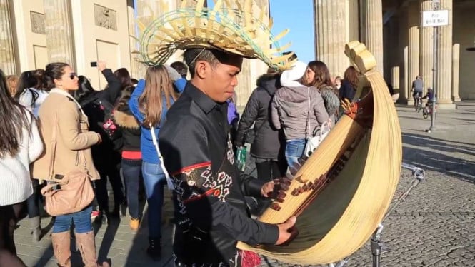 Warga NTT Keliling Dunia Berkat Alat Musik Sasando