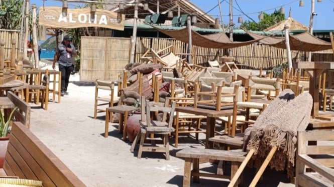 Barang-barang milik salah satu warung di pantai Tanjung Aan