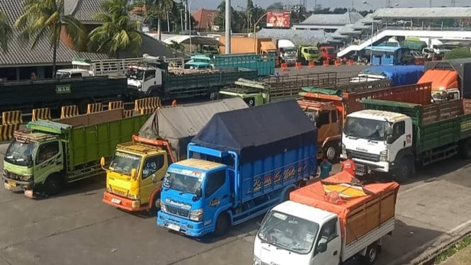 Antrian Kendaraan di dalam Pelabuhan Gilimanuk