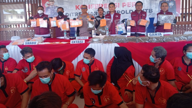 Kabid humas dan Dir Narkoba Polda NTB Tunjukkan Barang bukti