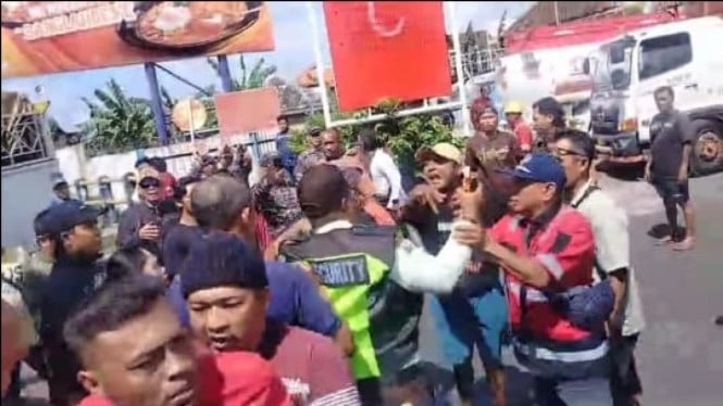 Keributan pengemudi truk dan satpam pelabuhan Ketapang