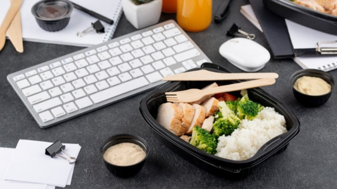Bekal kantor minimalis dengan ayam, brokoli, dan nasi.