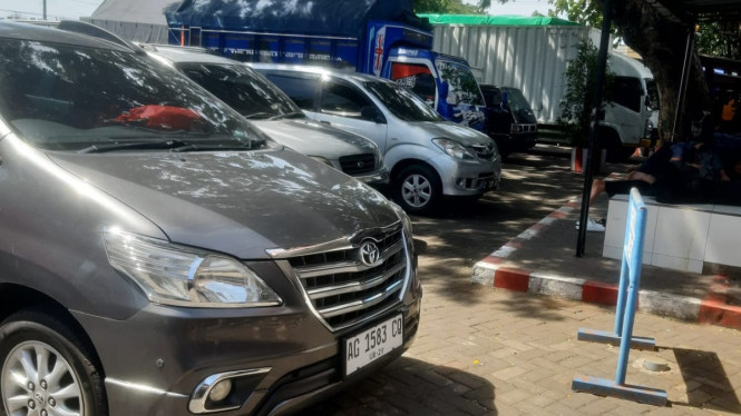 Antrean kendaraan di depan SPBU Wongsorejo, Banyuwangi