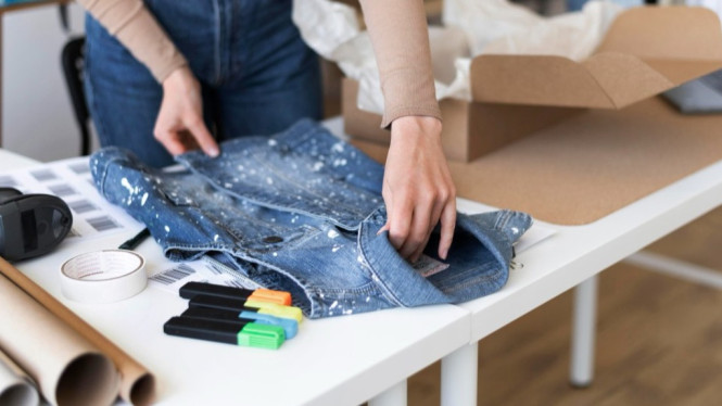 Daur ulang fashion dengan jaket denim handmade.
