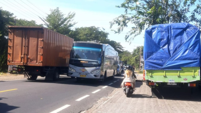 Antrian kendaraan di depan SPBU Wongsorejo, Banyuwangi