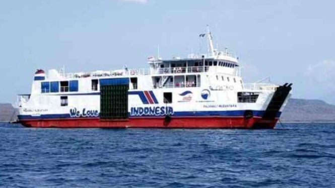 Kapal ferry sedang melakukan pelayaran