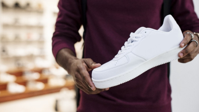Membersihkan dan mencuci sneakers jadi lebih mudah
