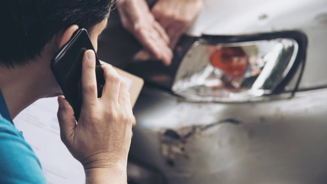 Mengatasi penyok bumper mobil sendiri di rumah