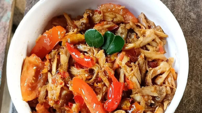 Makan semakin lahap kalau ada yang bikin huh hah nih