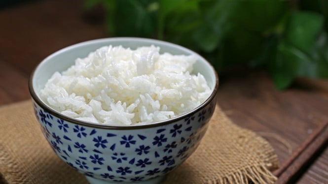 Memanaskan nasi dengan baik, agar nasi tetap pulen