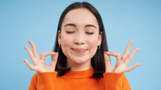 Stretching wajah untuk kulit sehat alami.