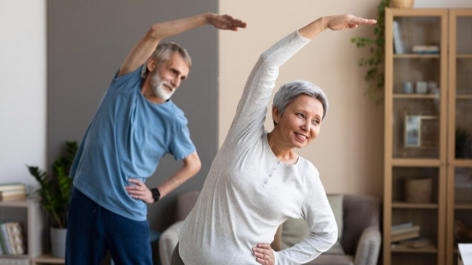 Contoh gerakan peregangan lansia.