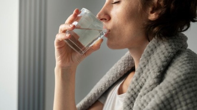 minum air hangat di pagi hari dapat memperbaiki mood
