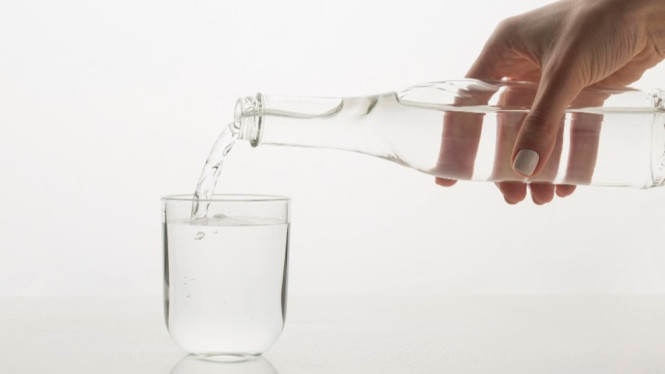 Minum air putih.