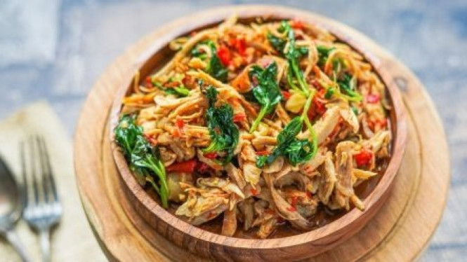 Resep ayam suwir kemangi tomat segar nikmat