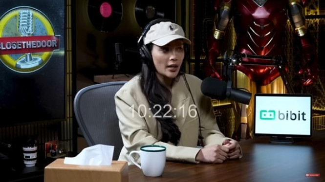 Erika Carlina saat melakukan Podcast Close The Door