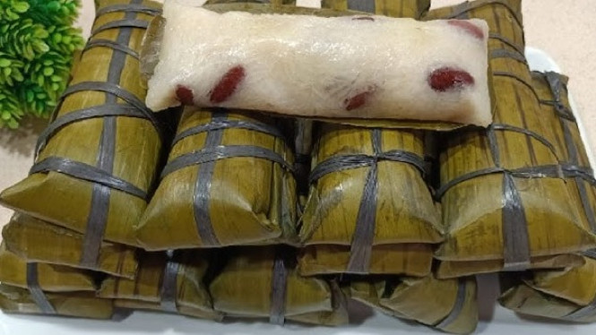 Lepet ketan hitam, camilan kukus tradisional