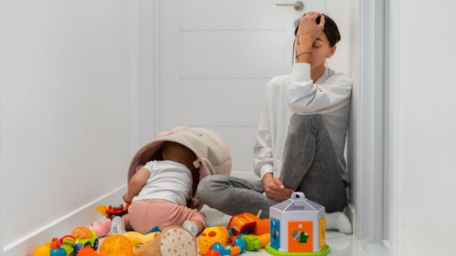 Ibu stres melihat mainan anak yang berantakan.