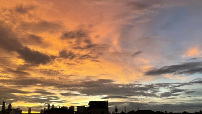 ilustrasi langit sore hari