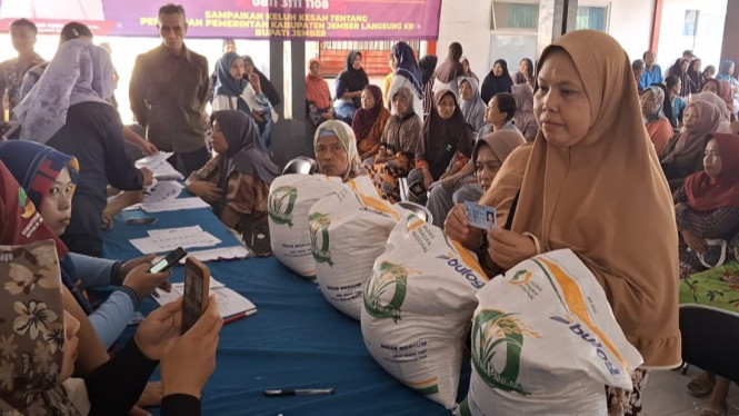 Ratusan warga manula antri mengambil bantuan beras.