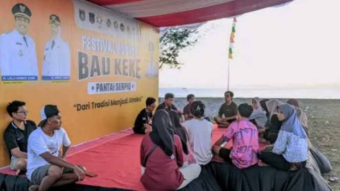 Pemuda dan pemudi Desa Kebon Bongor mulai menghias lokasi