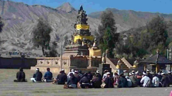 Ritual Adat di Pura Luhur Poten Bromo